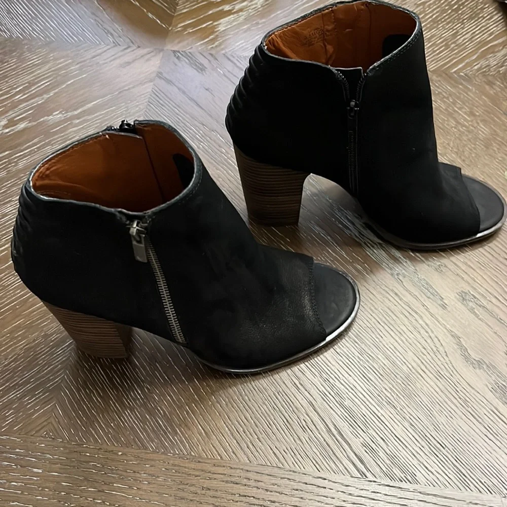 Lucky brand Lamija black leather peep toe heeled ankle booties Size 9.5